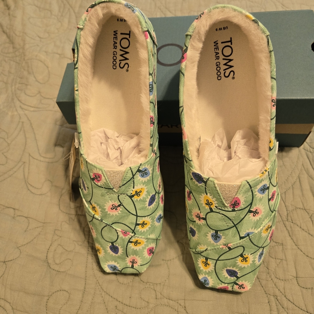 New Never Worn Toms Green Slippers with Signature Slip-On Design